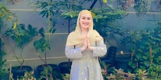 5 Potret Ayu Ting Ting Pakai Hijab di Momen Idul Adha, Dipuji Cantik & Bikin Pangling