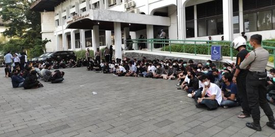 Demo Tolak Perpanjangan PPKM Ricuh, Ratusan Remaja di Bandung Diamankan Polisi