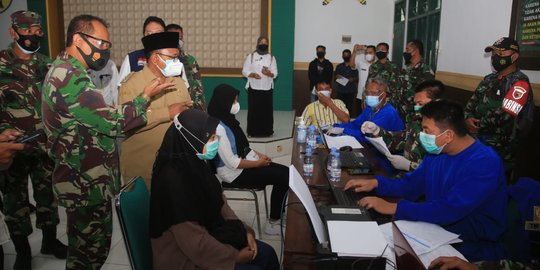 Banyuwangi Keroyokan Kejar Target Vaksinasi