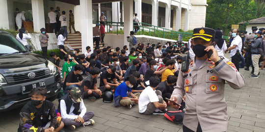 Tiga Orang Pengunjuk Rasa Tolak PPKM di Bandung Reaktif Covid-19