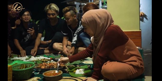 Momen Lesty Kejora Pulang Kampung ke Cianjur, Liwetan Bareng Tukang Bangunan
