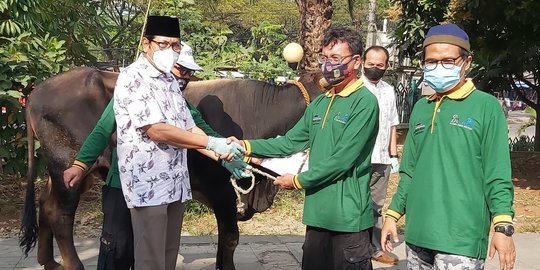 Peruri Salurkan Hewan Kurban untuk Masyarakat di Kabupaten Karawang