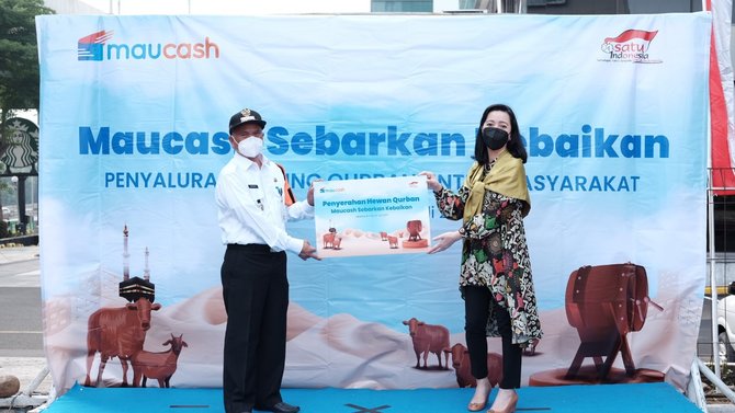 maucash salurkan hewan kurban untuk masyarakat