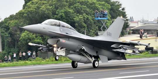 Pesawat Tempur F-16 Latihan Rutin Sambil Pantau Kebakaran Hutan di Riau