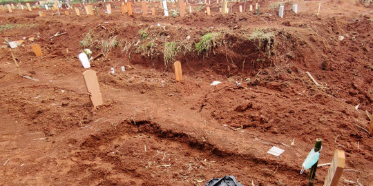 Hujan Deras Guyur Depok, Sejumlah Makam Pasien Covid-19 di TPU Pasir Putih Amblas
