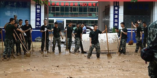 Warga Henan Bersih-Bersih Usai Hantaman Banjir Bandang