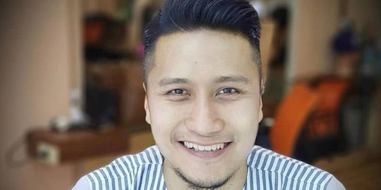 Foto Arie Untung di KTP Beda Banget, Ekspresi Wajahnya Malah Bikin Salfok