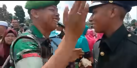 Momen Kakak Tampar Adik yang Pangkatnya Lebih Tinggi, Saking Bangganya Bikin Terharu