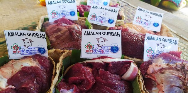 Peduli Lingkungan, Kelompok Tani di Garut Bagikan Daging Kurban Pakai Besek Bambu