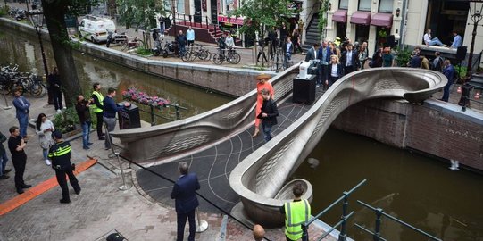 Amsterdam Resmikan Jembatan Baja Pertama yang Dibuat dengan Cetak 3D
