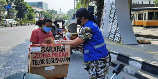 Kopral Bagyo Bagikan Ratusan Telur dan Masker untuk Warga Terdampak PPKM