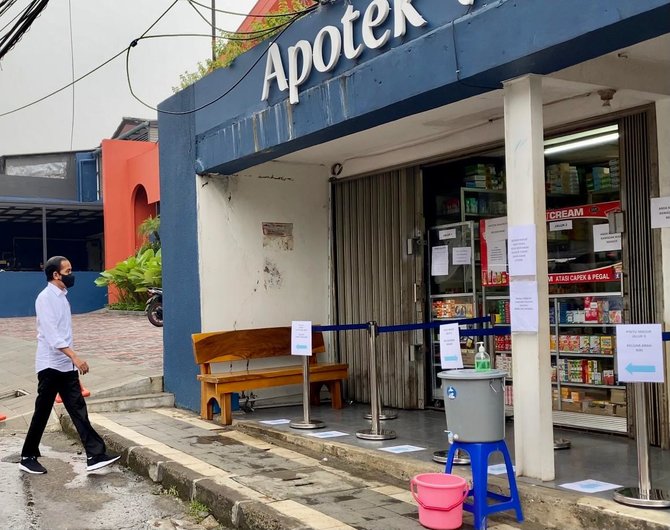 presiden jokowi sidak apotek di bogor