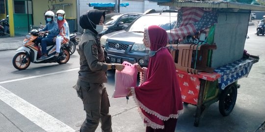 Satpol PP Pemkot Makassar Bagikan Paket Bahan Pokok Kepada Pedagang Kaki Lima