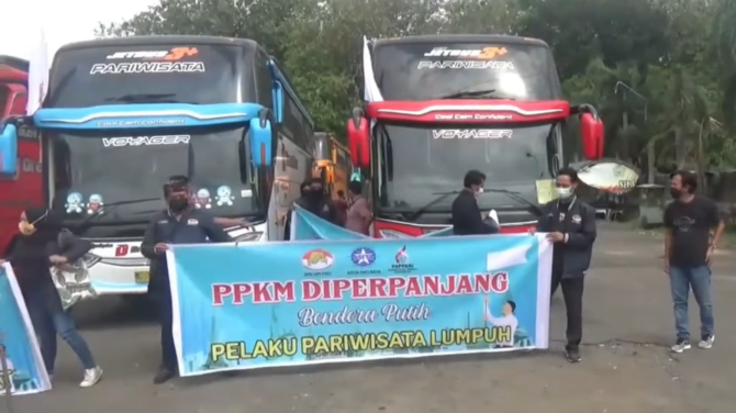 konvoi bus pariwisata berbendera putih di kabupaten pati jawa tengah kamis