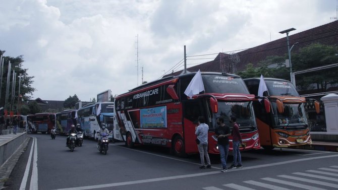 konvoi bus pariwisata berbendera putih di kabupaten pati jawa tengah kamis