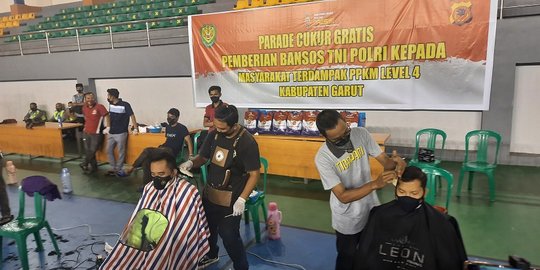 Bagikan Bansos, TNI-Polri di Garut Beri Layanan Cukur Gratis