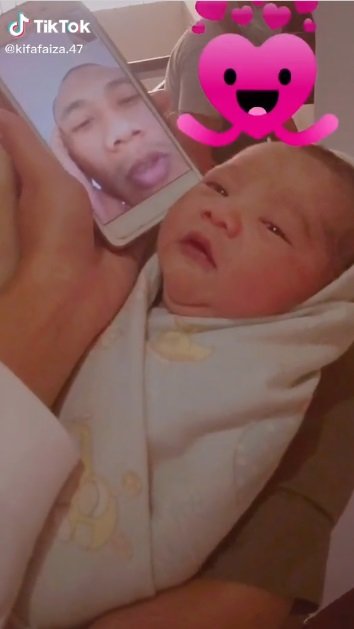 momen haru anggota tni azani anak lewat video call