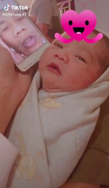 momen haru anggota tni azani anak lewat video call