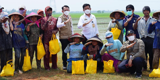 Lagi Istirahat di Pinggir Sawah, Petani Semringah Disapa Mentan SYL