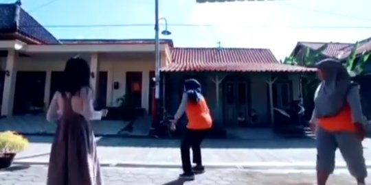 Lihat Sesuatu di Ujung Jalan, Rombongan Emak-Emak Senam Mendadak Lari dan Bubar