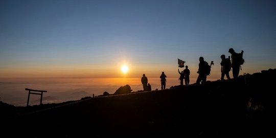 Memandangi Indahnya Matahari Terbit di Gunung Tertinggi Jepang