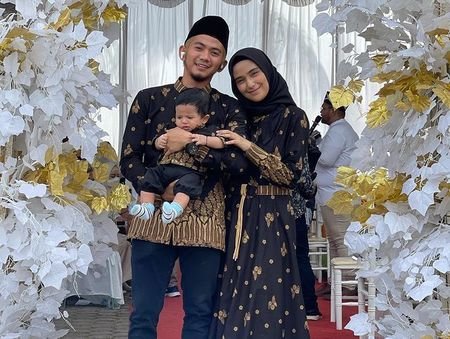 ampil mesra ini 4 potret nadya mustika dan rizki da saat kondangan