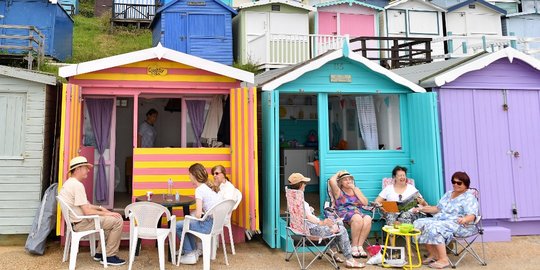 Melepas Penat Kala Pandemi di Pondok Warna-warni Tepi Pantai Inggris