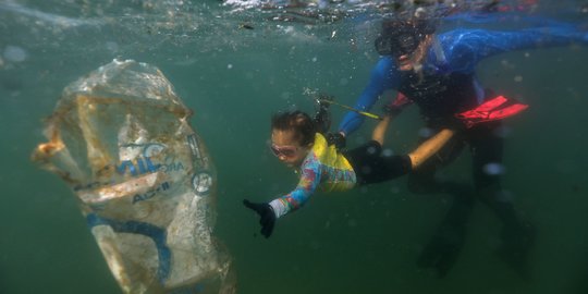 Bocah 4 Tahun Ini Nekat Selami Lautan Demi Bersihkan Sampah