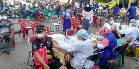 Sasar Pedagang, NasDem Gelar Vaksinasi Keliling di Pasar Kebayoran Lama