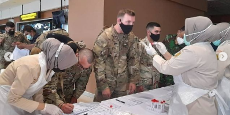 Kocak Tentara Amerika Panggul Pasukan Elite Kostrad Kaya Beras