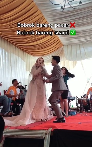 pasangan pengantin asyik joget bareng di panggung