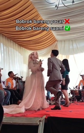 pasangan pengantin asyik joget bareng di panggung