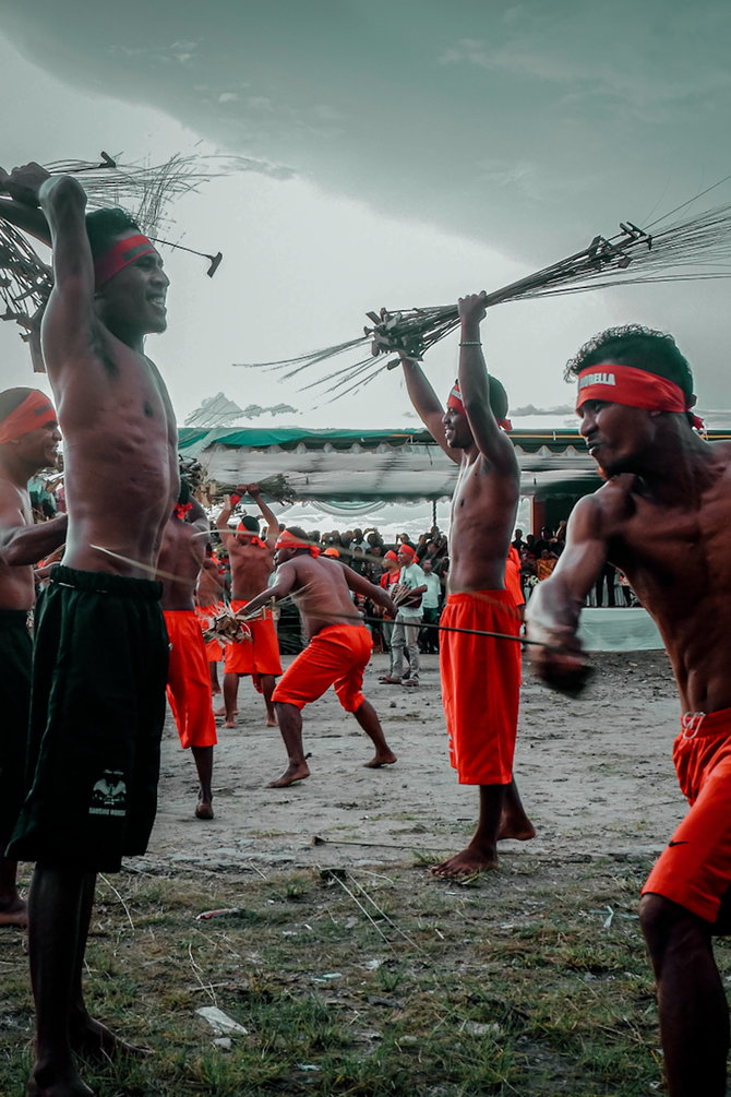 Tradisi Pukul Sapu Maluku Tubuh Berdarah Demi Mengenang Para Pejuang