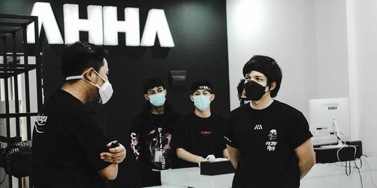 PPKM Diperpanjang, Ini Potret Atta Halilintar Bagi-bagi Kaus Hingga Mukena - Vimarsana News