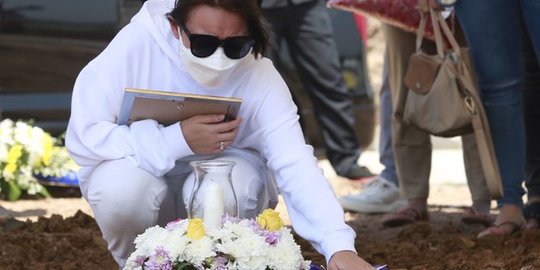 Penuh Isak Tangis, Ini 6 Momen Pemakaman Ibunda Amanda Manopo