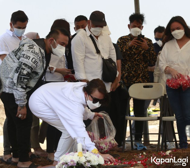 penuh isak tangis ini 6 momen pemakaman ibunda amanda manopo