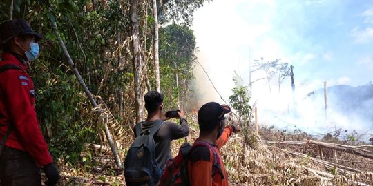 Helikopter 16 Kali Water Bombing Taman Nasional di Inhu yang Terbakar