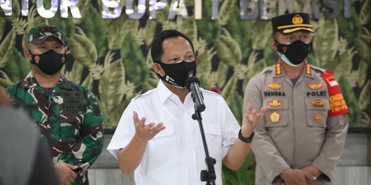 Mendagri Tito Karnavian Minta Satpol PP dan TNI-Polri Awasi Aturan Makan 20 Menit