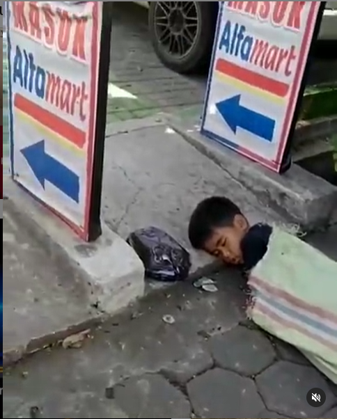 bocah ini tidur berselimut karung di pinggir jalan