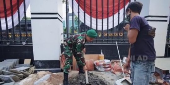 Kuli Bangunan Jadi TNI Pas Ketemu Sahabat Langsung Lari Bantuin Ngaduk Semen