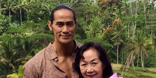 Penuh Kenangan, Ini 4 Potret Kebersamaan Ade Rai dan Mendiang Ibu