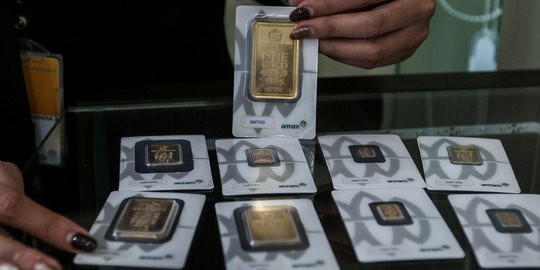 Turun Lagi, Harga Emas Dibanderol Rp940.000 per Gram - Vimarsana News