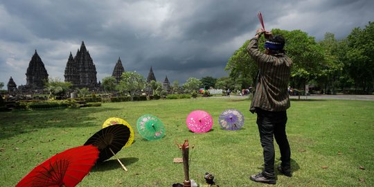 Aksi Sang Pawang Hujan Merayu Langit Kelabu