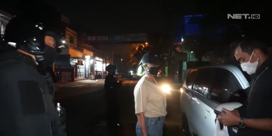 Gerebek Pasangan Muda Lakuin Ini di Mobil, Wanita Bertato Justru Kecut Jawab Polisi