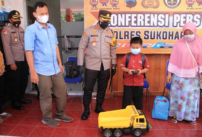 ayah dan ibu meninggal karena covid 19 gifari jadi anak asuh polres sukoharjo