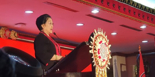 Berpakaian Serba Hitam, Megawati Ajak Kader PDIP Renungkan Peristiwa Kudatuli