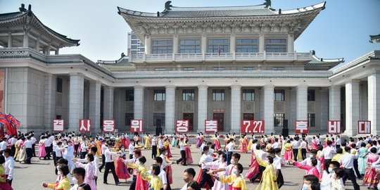 Memperingati 68 Tahun Berakhirnya Perang Korea dengan Pesta Dansa