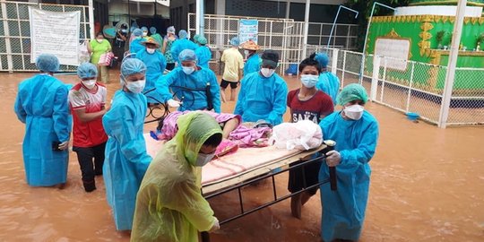 Proses Evakuasi Pasien Covid-19 Akibat RS Terendam Banjir di Myanmar