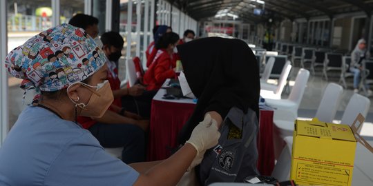 Penumpang KRL Jalani Vaksinasi Covid-19 di Stasiun Jakarta Kota