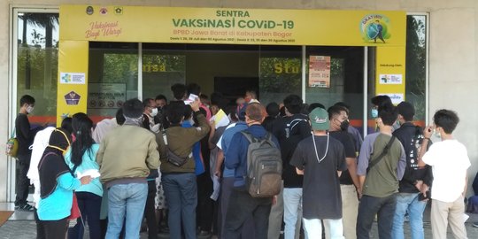 Vaksinasi Covid-19 di Mall Cibinong Square Bogor Timbulkan Kerumunan